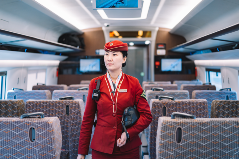 新春走基层|不能回家过年的他们,守护了通往千家万户的团圆路