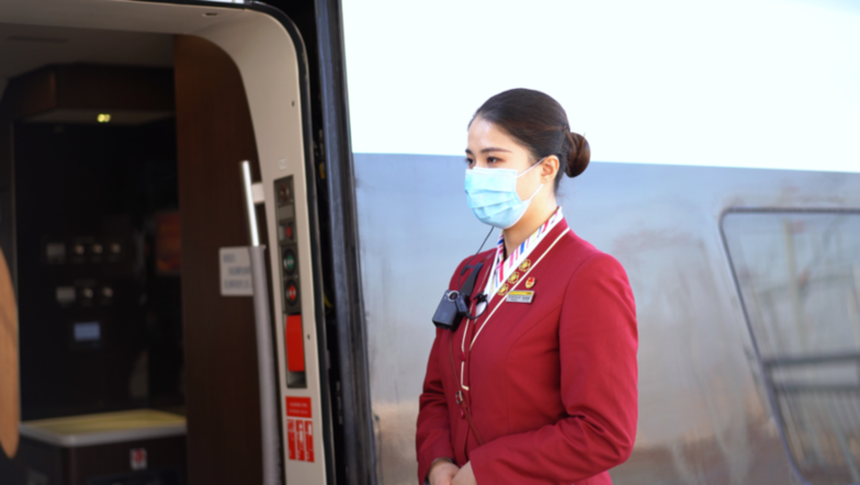 新春走基层|不能回家过年的他们,守护了通往千家万户的团圆路