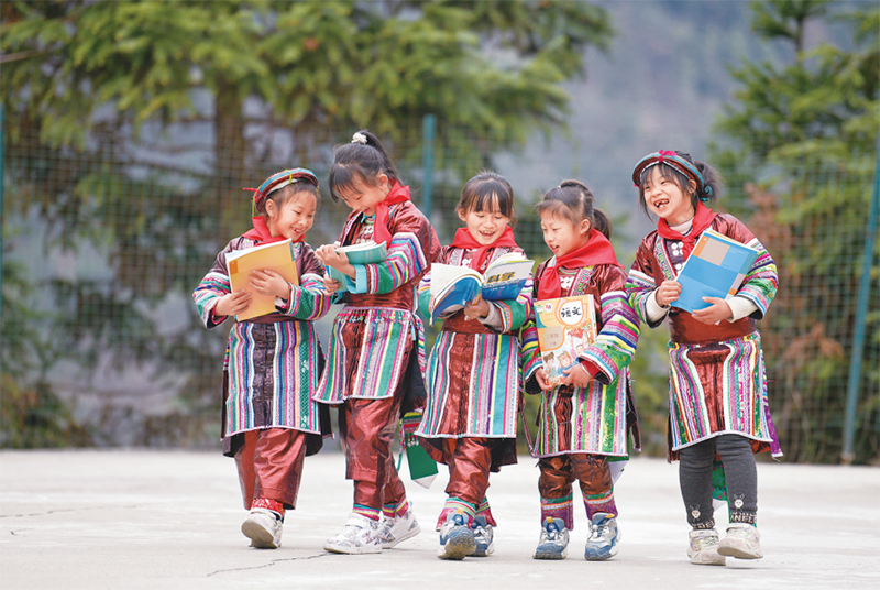 _石榴籽紧紧抱儿歌词_石榴籽紧紧抱在一起的解释