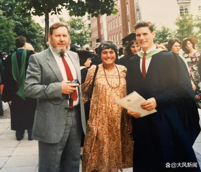 揭秘英国未来新首相斯塔默：草根出身律师，爱踢球自称“全能中场”，《BJ单身日记》中古板男主原型__揭秘英国未来新首相斯塔默：草根出身律师，爱踢球自称“全能中场”，《BJ单身日记》中古板男主原型