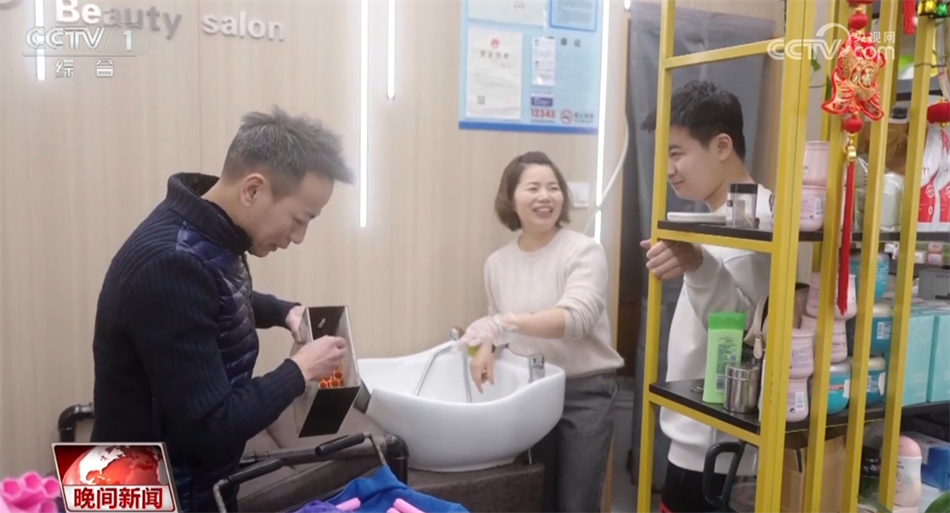 【新春走基层】梦想发廊沪上十年 折射出城市的温暖与活力_【新春走基层】梦想发廊沪上十年 折射出城市的温暖与活力_