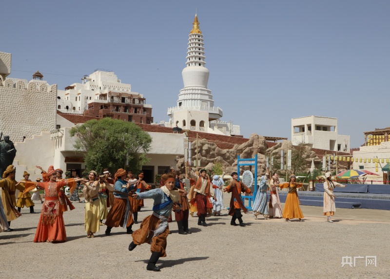 【新质新造】新疆文旅点亮“第九产业” 奔赴“诗和远方”__【新质新造】新疆文旅点亮“第九产业” 奔赴“诗和远方”