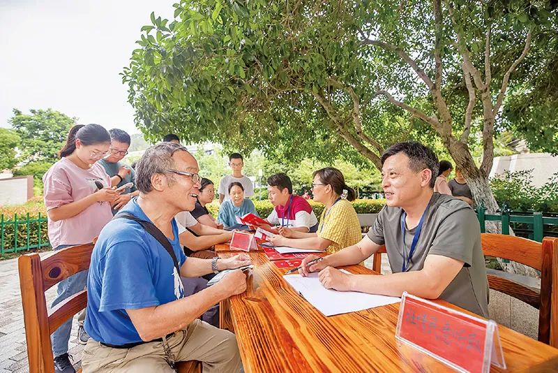 把全过程人民民主重大理念具体地、现实地落实到人大工作中