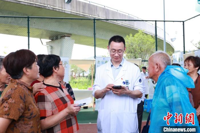 (我们身边的变化)百余名专家返乡义诊：用医疗成果回馈家乡，照亮乡村医学之路