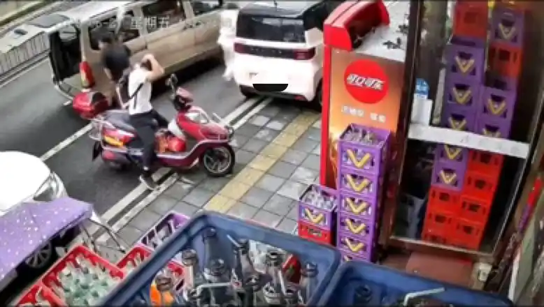 监控拍下惊险一幕：闹市区2把菜刀从天而降，路人抱头躲避！警方介入调查_监控拍下惊险一幕：闹市区2把菜刀从天而降，路人抱头躲避！警方介入调查_