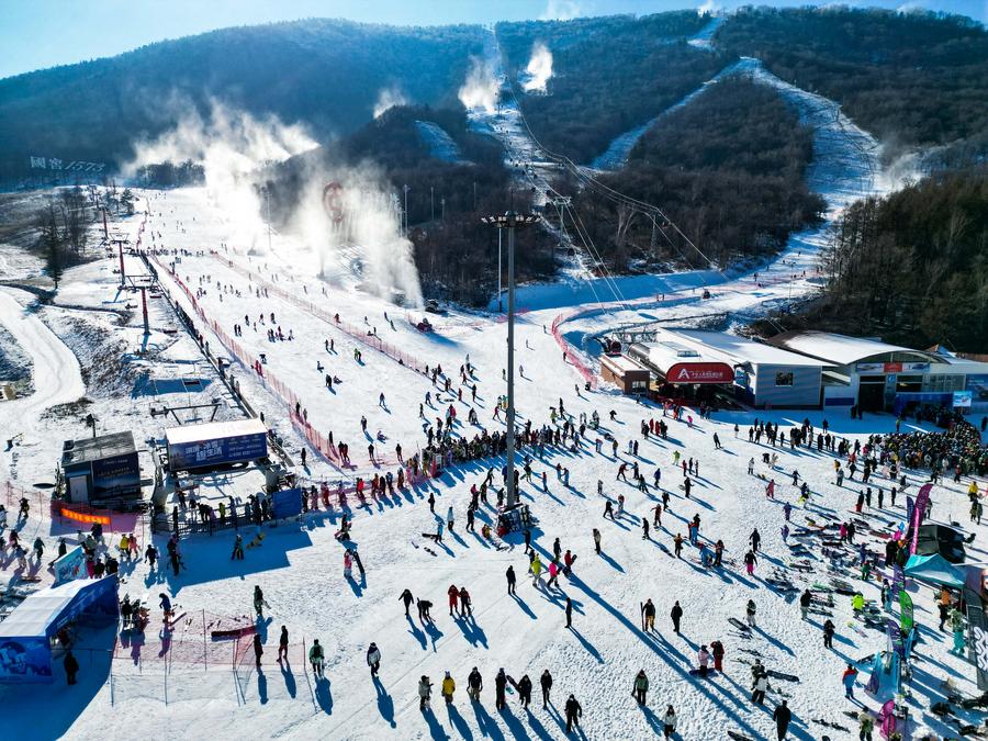 【中国那些事儿】冰雪春天丨化雪为“金” 外媒聚焦中国冰雪“热经济”