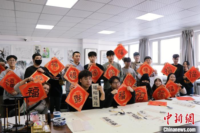 诵《乡愁》、齐跳舞 两岸青年同书中国“福”_诵《乡愁》、齐跳舞 两岸青年同书中国“福”_