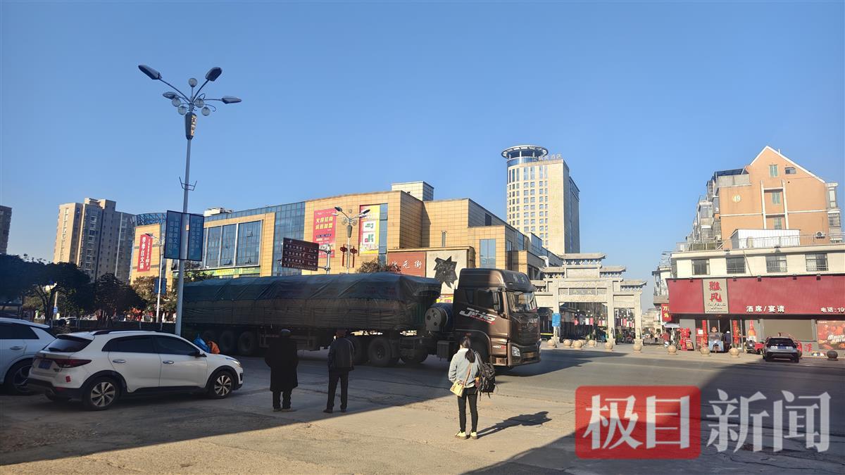 G206国道车来车往 极目新闻记者拍摄.jpg
