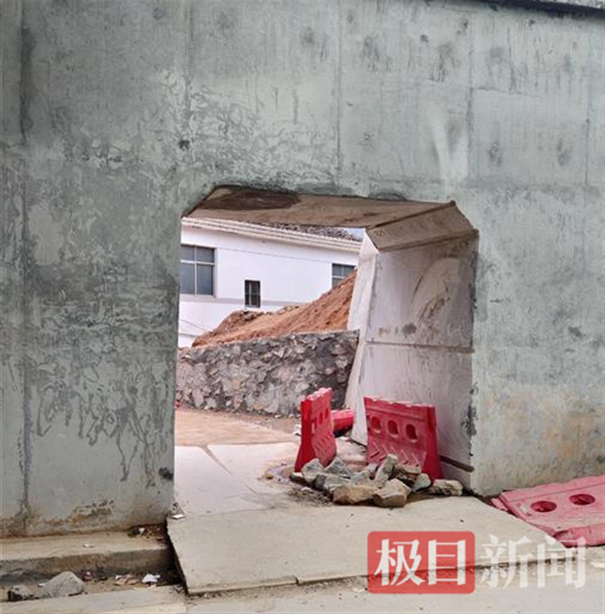 进出的大门 极目新闻记者摄.jpg