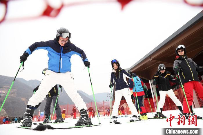 台湾“大九学堂”学子北京滑雪 两岸青年为亚冬会遥送祝福__台湾“大九学堂”学子北京滑雪 两岸青年为亚冬会遥送祝福