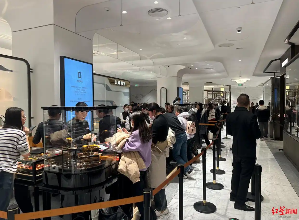 金价暴涨下众生相：有人排队8小时买老铺黄金，有人几年前买的黄金价格几乎翻倍__金价暴涨下众生相：有人排队8小时买老铺黄金，有人几年前买的黄金价格几乎翻倍