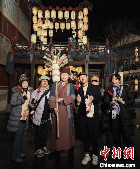 穿越横店影视城_台湾师生沉浸式游浙江横店：穿越古今 共赴上元之约_