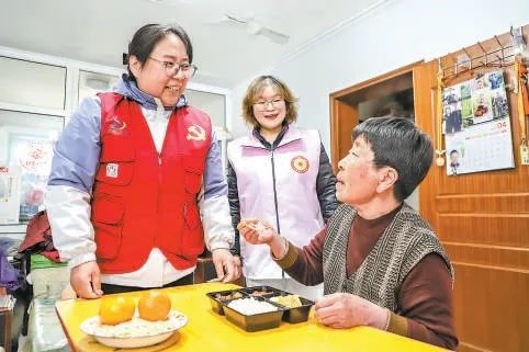 _【京华好风气】狂风中，他们撑起“防风屏障”_北京时间_【京华好风气】狂风中，他们撑起“防风屏障”_北京时间