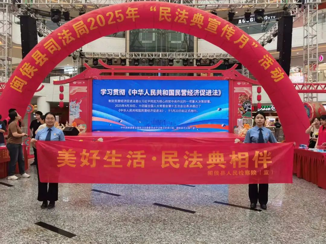 民法典与我们同行报道__民法典同行的手抄报