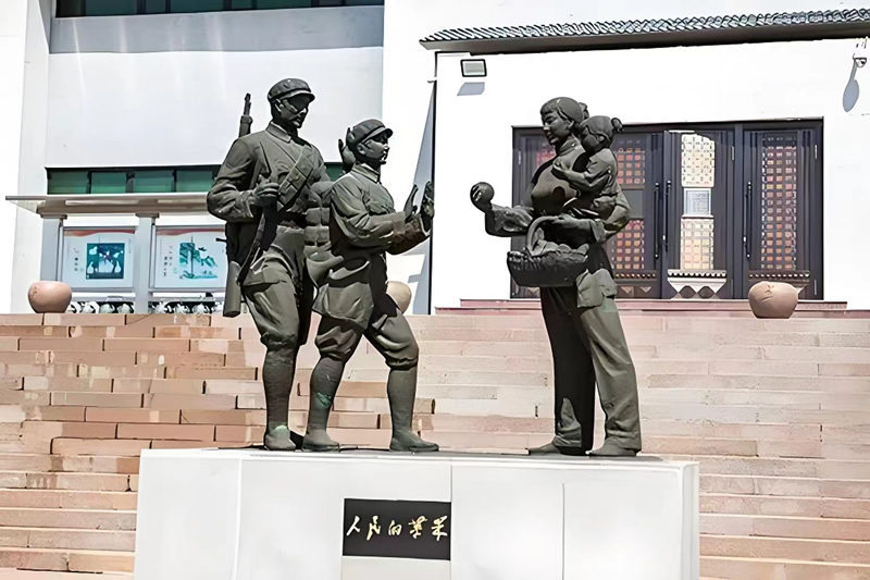 锦州苹果廉政文化展览馆前的《人民的苹果》主题雕塑。(由辽沈战役纪念馆供图)